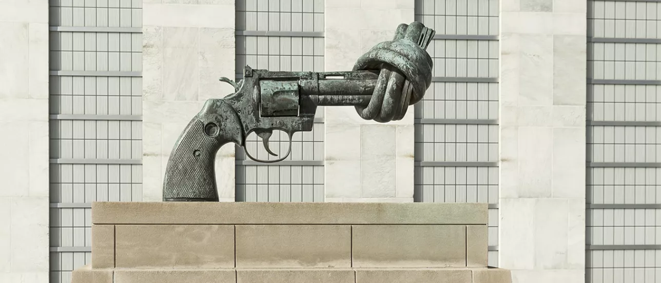 Skulpturen Non-Violence utanför FN-skrapan i New York