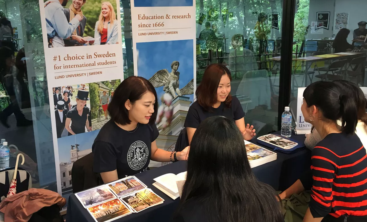 Studentambassadörer på internationell studentmässa. Foto.