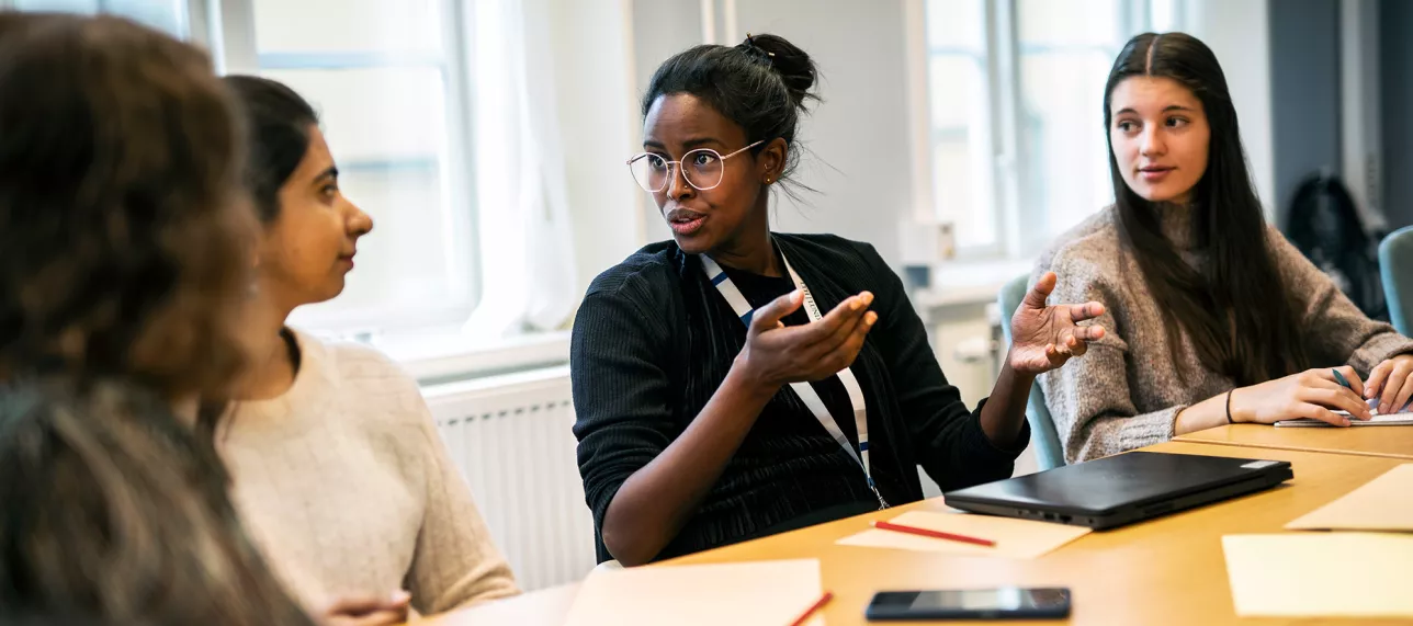 Studenter som pratar med varandra. Foto: Johan Persson.