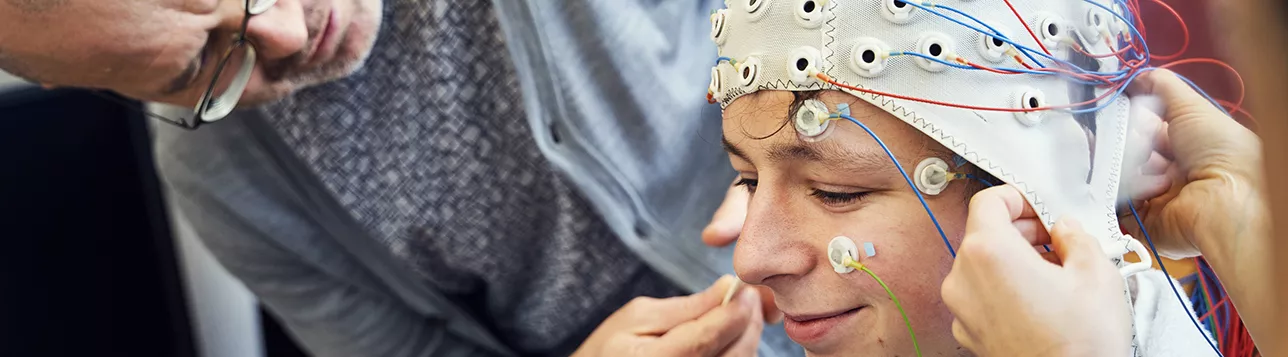 Placering av hätta och elektroder inför EEG experiment. Foto: Johan Persson.