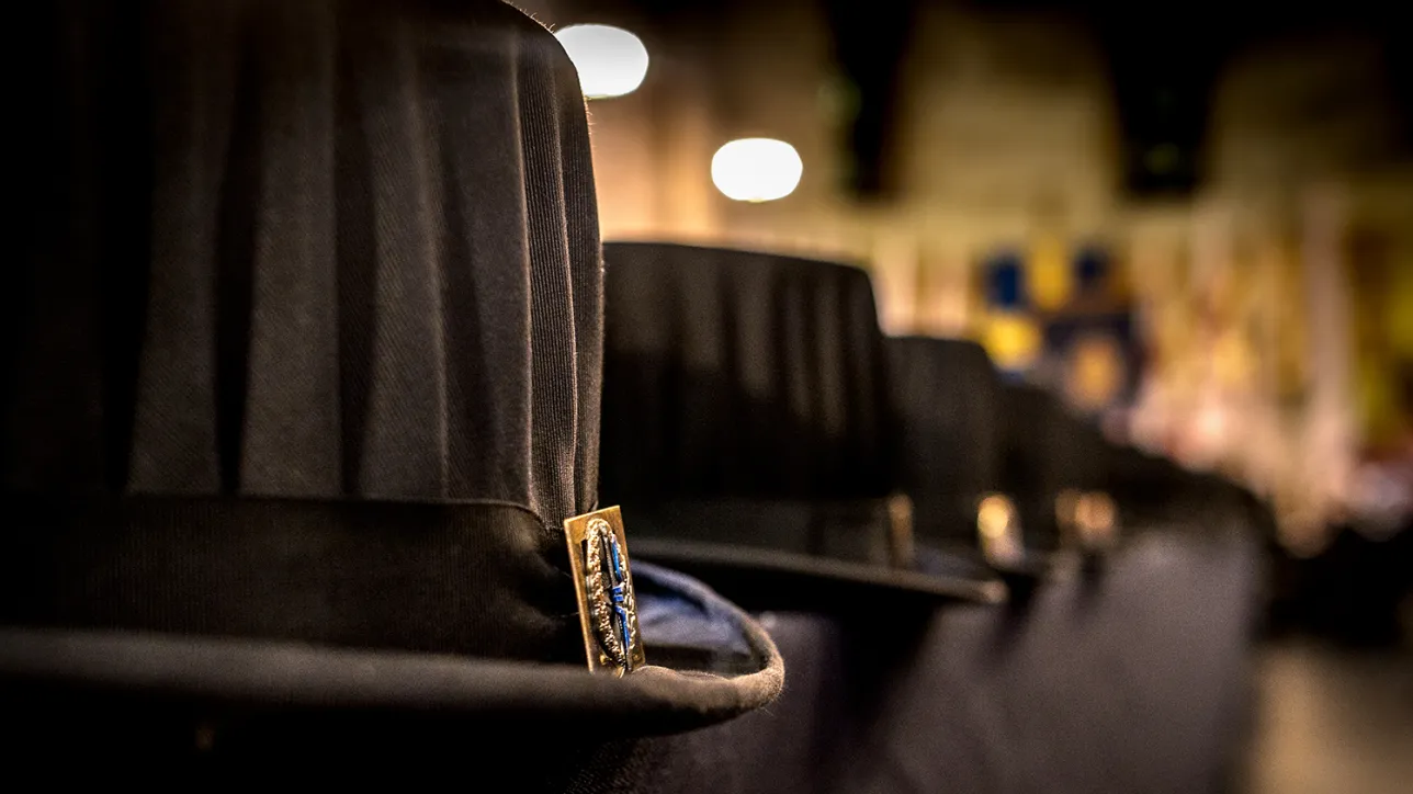 Doktorshattar på bord. Foto.