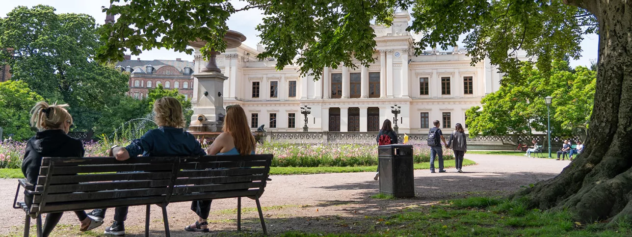 Universitetshuset, fontänen, människor. Foto.