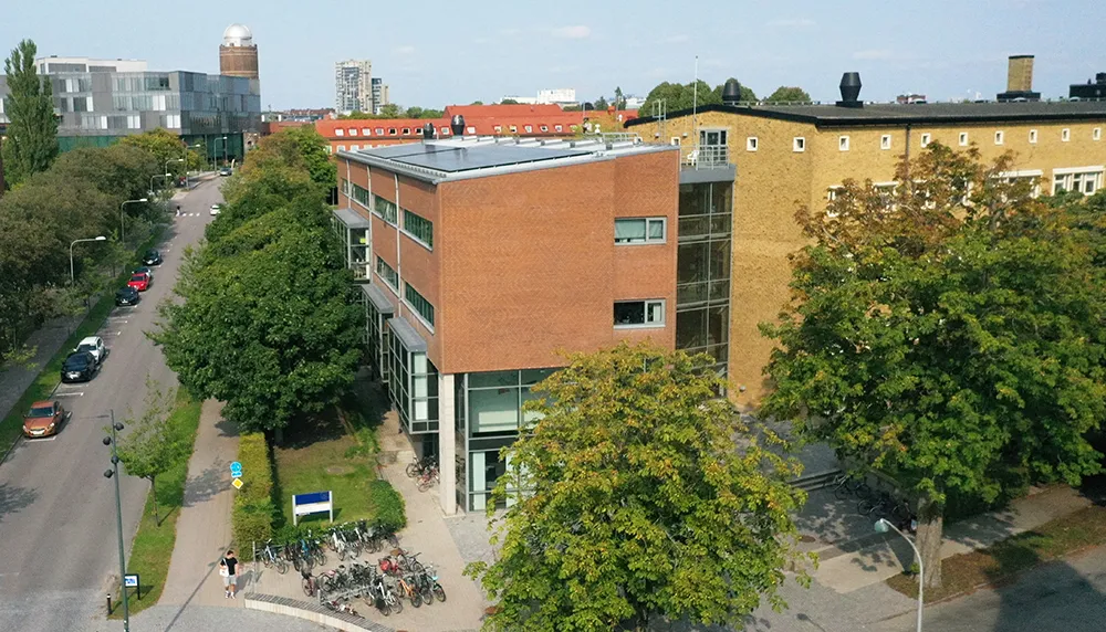 Gatubild med Geocentrums fasad. Foto.