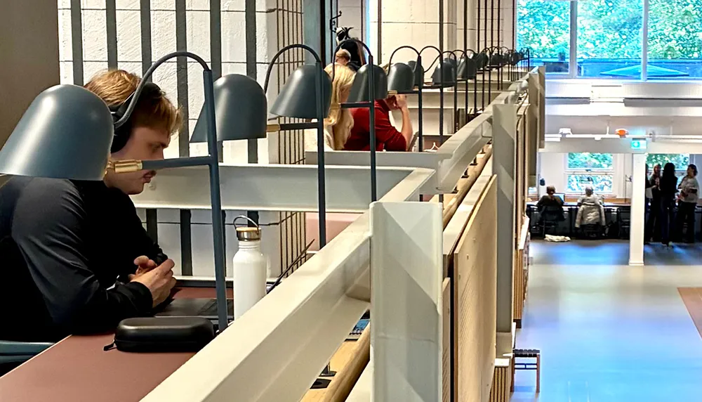 Studieplatser, interiör från UB. Foto.