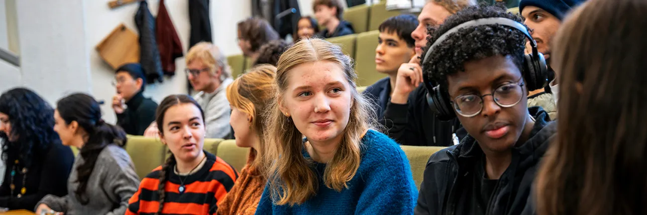 Studenter i föreläsningssal. Foto.