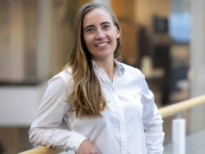 porträtt av alumnen Eleonoora som står framför en trappa