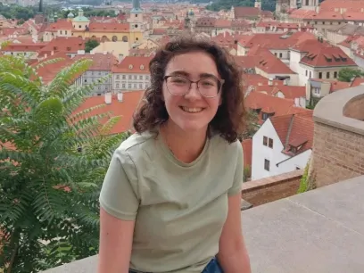 Studenten Hannah sitter utomhus