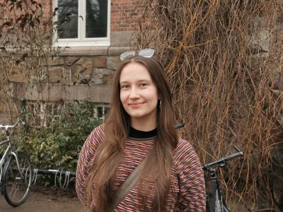 Bild på Tilda framför byggnaden LUX.