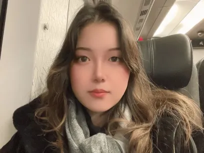 Studenten Sasiya sitter på ett tåg