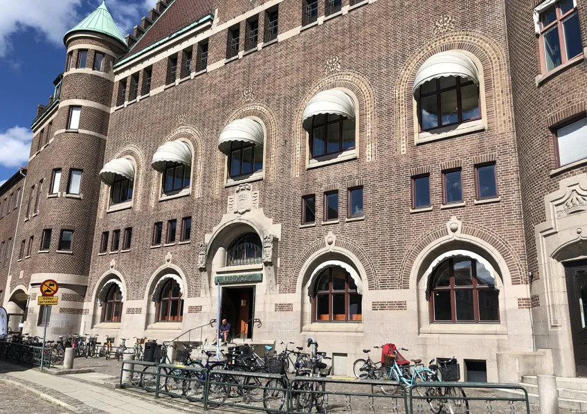 Juridiska fakultetens byggnad. Foto.