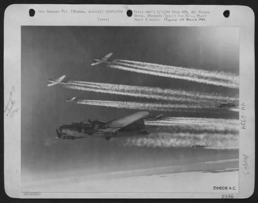 Gammalt foto från andra världskriget på plan som flyger över Wien