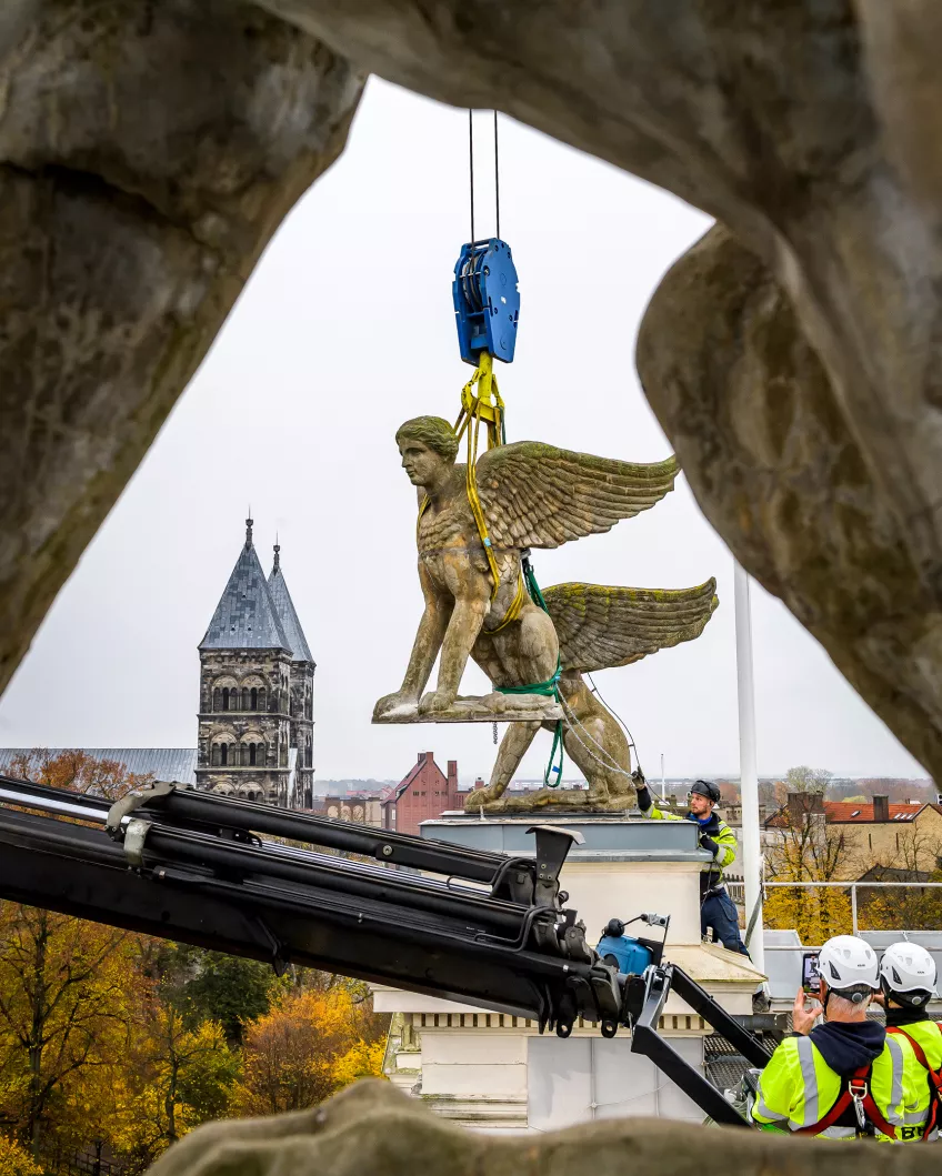 Skulptur i form av sfinx hissas i luften.