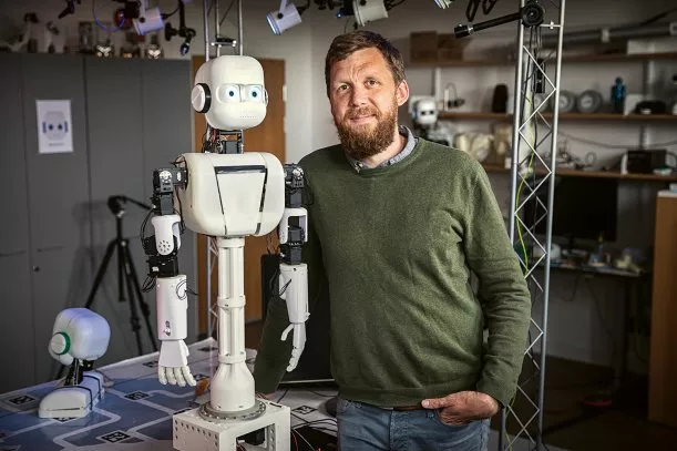 Birger Johansson med humanoid-robot som för att studera uppmärksamhet, kognitiv utveckling och inlärning av motoriska färdigheter. 