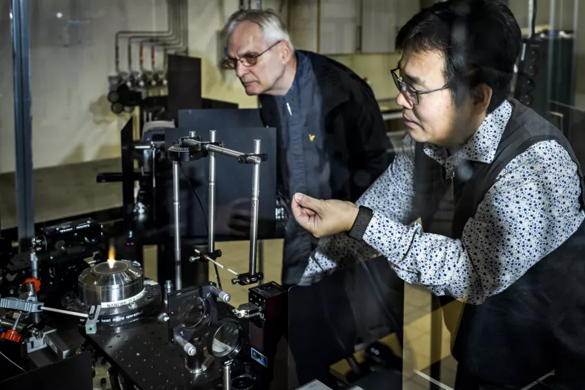 Marcus Aldén och Zhongshan Li, professorer i förbränningsfysik, i labbet. Foto: Kennet Ruona.