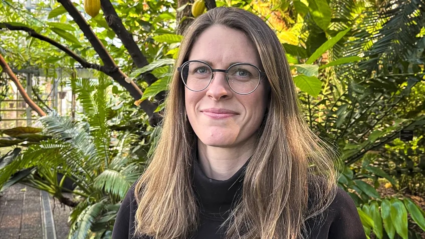 Porträtt av Allison Perrigo i Botaniska trädgårdens växthus. Foto: Minna Wallén-Widung