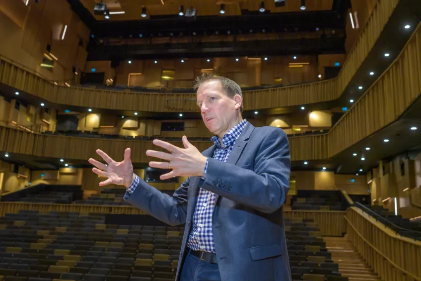 Jesper Larsson i en konsertsal