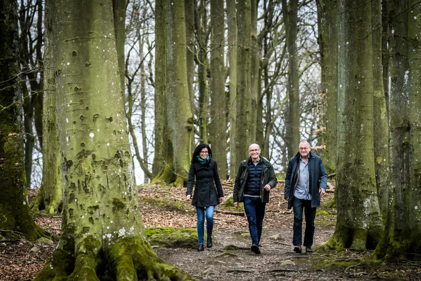  Christine Wamsler, Max Liljefors och Martin Garwicz i skogen. Foto: Kennet Ruona