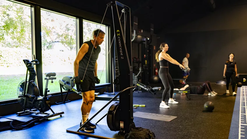 Foto på personer som tränar styrka inne i Gerdahallens gym.