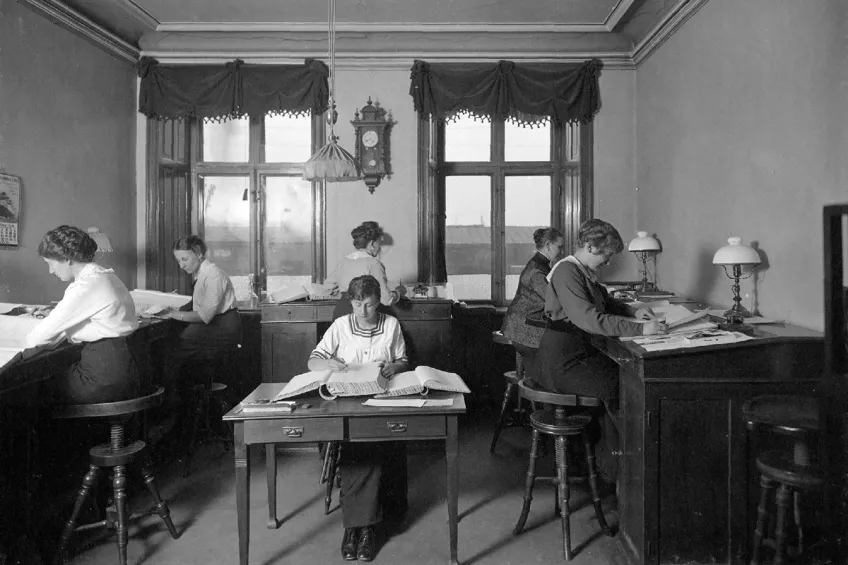 Bokföringsavdelningen med anställda på Emil R Bomans kontor på Skeppsbron 30 i Stockholm, någon gång mellan år 1900 och 1919. Foto.