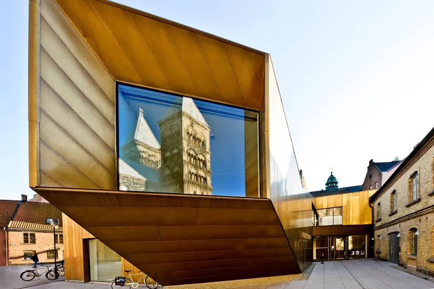 Domkyrkan speglat genom byggnaden Domkyrkoforum. Foto Kennet Ruona.