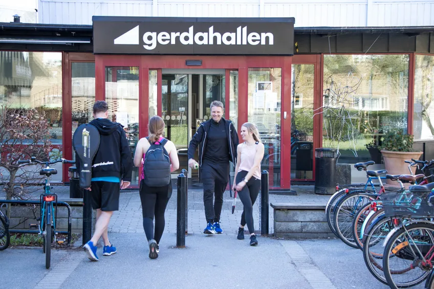 Motionärer utanför Gerdahallen. Foto: Madeleine Schoug.