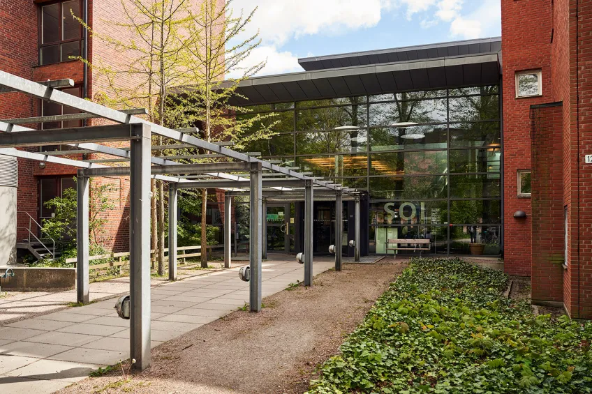 Huvudingången till Språk- och litteraturcentrum (SOL) som tillhör Humanistiska och teologiska fakulteterna. Foto.