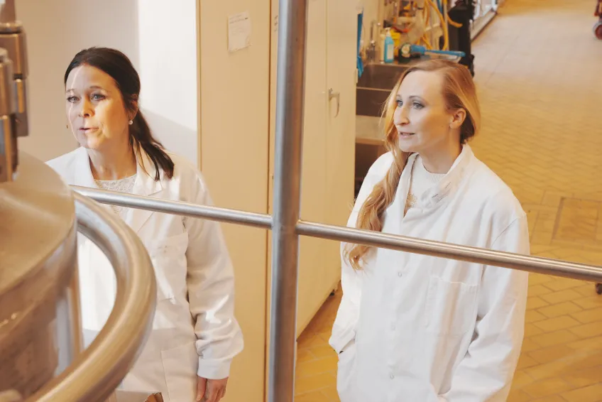 Åsa Håkansson och Frida Hållenius i labbet.
