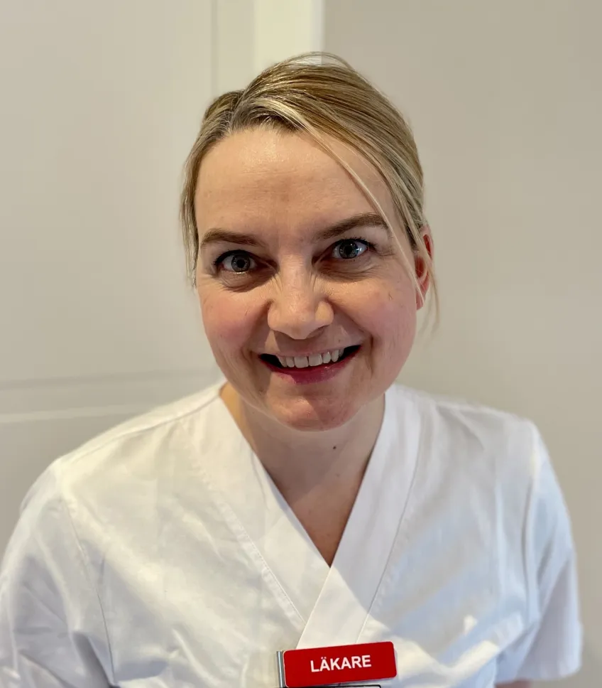 Franziska Nordström porträtt vita kläder och röd skylt "läkare"