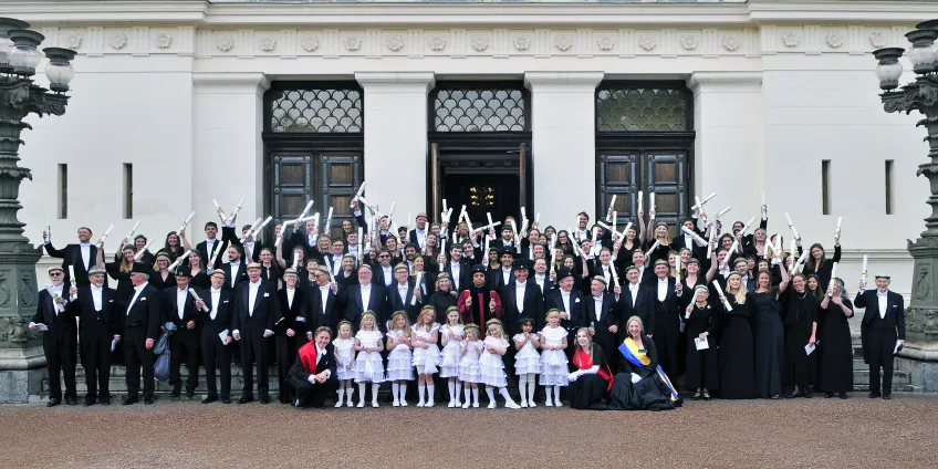 bild på de som promoverats som bär kransar