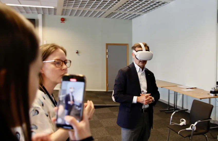 Statsministern iklädd VR-glasögon.