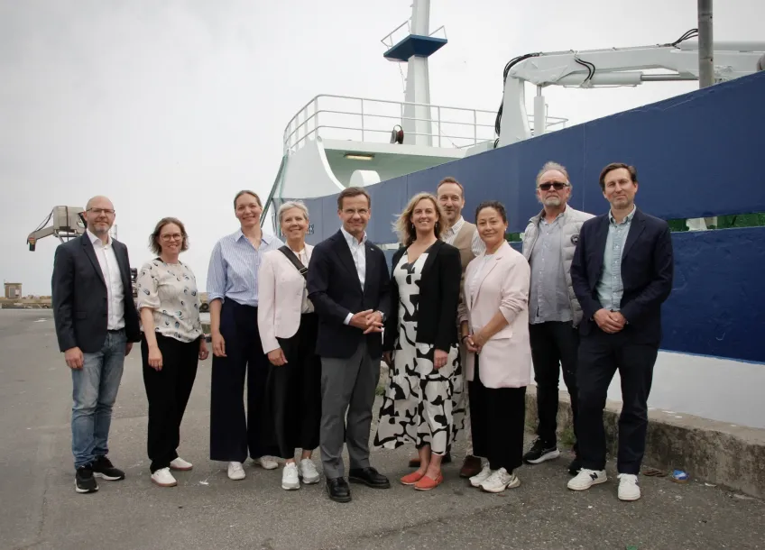 Gruppbild framför fartyg.