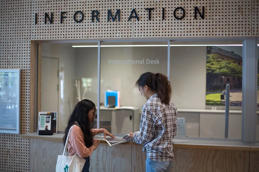 Två studenter vid Studentreceptionen. Foto.