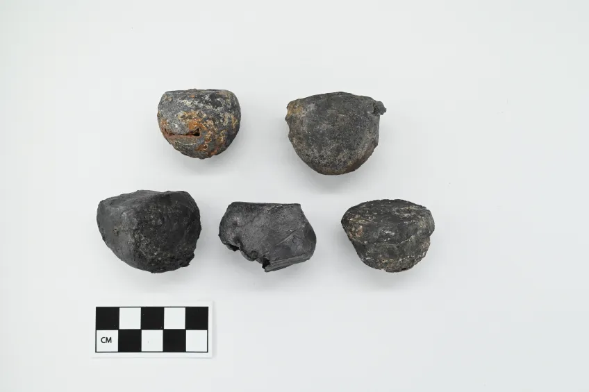 Fyra tillplattade kanonkulor möjligen ett bevis på explosionen som sänkte Gribshunden 1495. Foto: Morgan Olsson, Blekinge Museum.