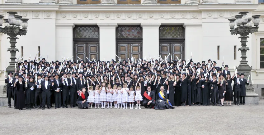 bild på hattprydda med diplom