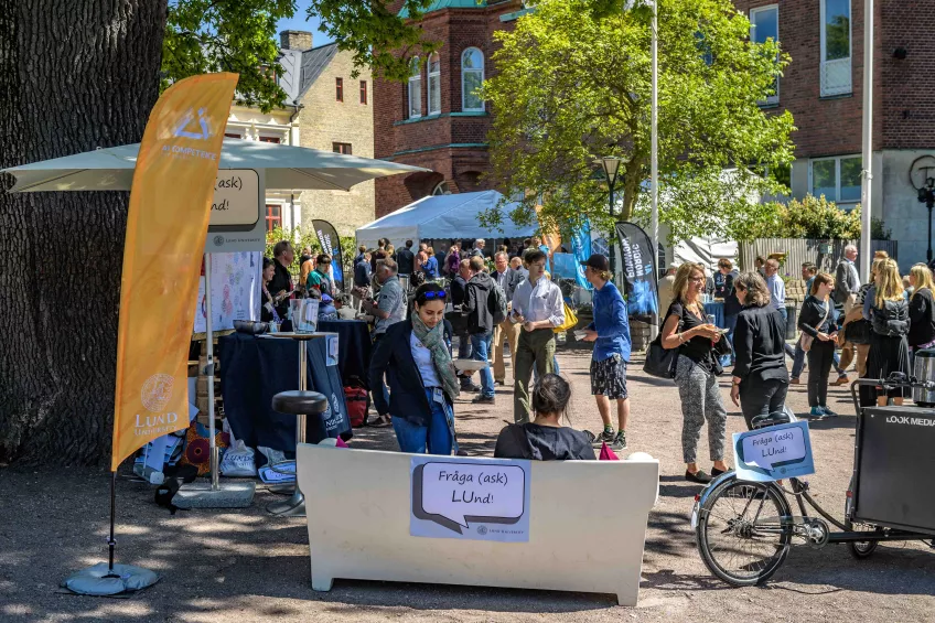 Deltagare i AI Nordic Powwow har lunchrast i Lundagård Foto: Kennet Ruona