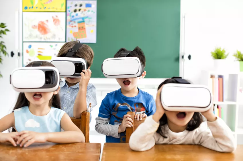 Barn i klassrum med virtual reality