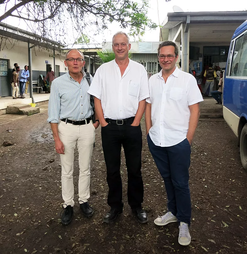 Från vänster: Per Björkman, Niclas Winqvist som är epidemiolog och ingår i forskargruppen samt Patrik Medstrand framför en av de vårdcentraler i Adama, Etiopien, som ingår i deras forskningsstudier. 