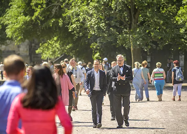 Prins Daniel och Fredrik Tersmeden vandrar i Lundagård. Foto.