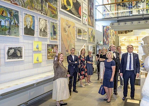 Prins Daniel med värdar lyssnar på visning på Skissernas museum i Lund. Foto.