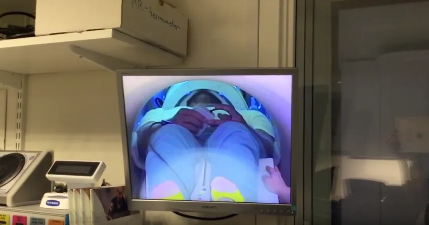 På Lunds universitet finns en kraftfull MR-kamera som forskarna använder för att förstå hur mindfulness påverkar hjärnan. Bild: Johannes Björkstrand.