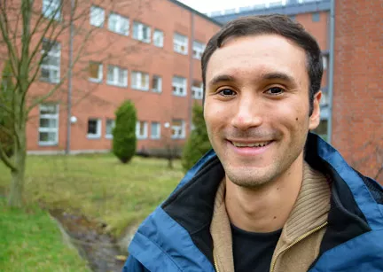 Julian Melgar står vid en bäck utanför Ekologihuset i Lund. Foto: Louise Larsson