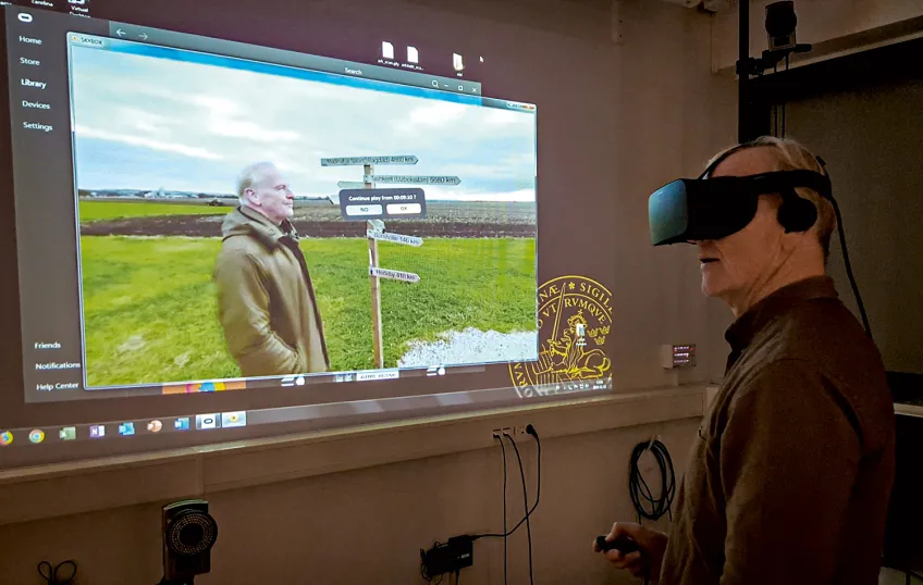 Man med VR-glasögon tittar på film