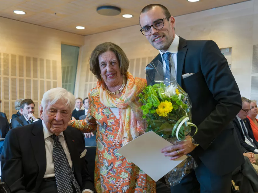 Göran Bundy, Margaretha Grind Bundy, ordförande i stiftelsen, och Andreas Edsfeldt, en av pristagarna, vid prisutdelningen den 20 maj.