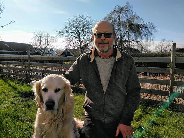 Forskaren Ronald Kröger med sin hund, en golden retriever.