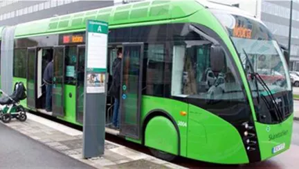 Grön BRT-buss vid hållplats