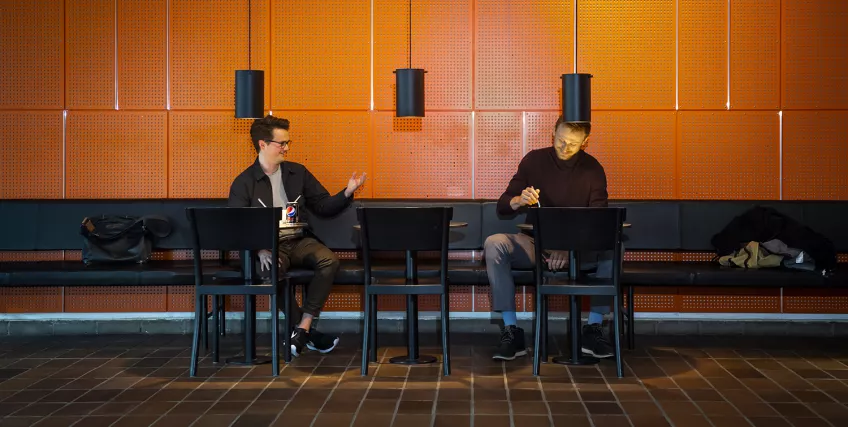 På LTHs studiecentrum ekar det alldeles tomt så när som på Gustav och Christoffer som äter lunch. Bild: K. Ruona