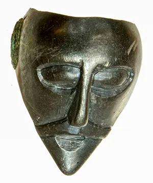 Skulperat ansikte i metall