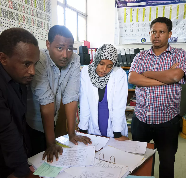 Personal på forskningsstationen i Adama, Etiopien besöker en vårdcentral i syfte att samla in patientuppgifter. 