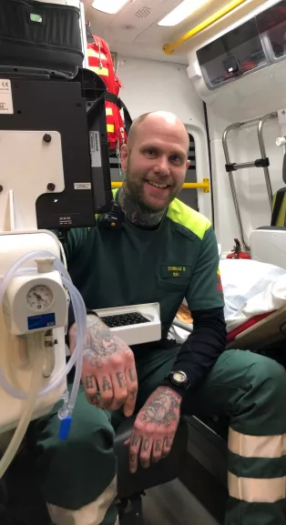 Tobias Sjöberg i en ambulans. Foto.